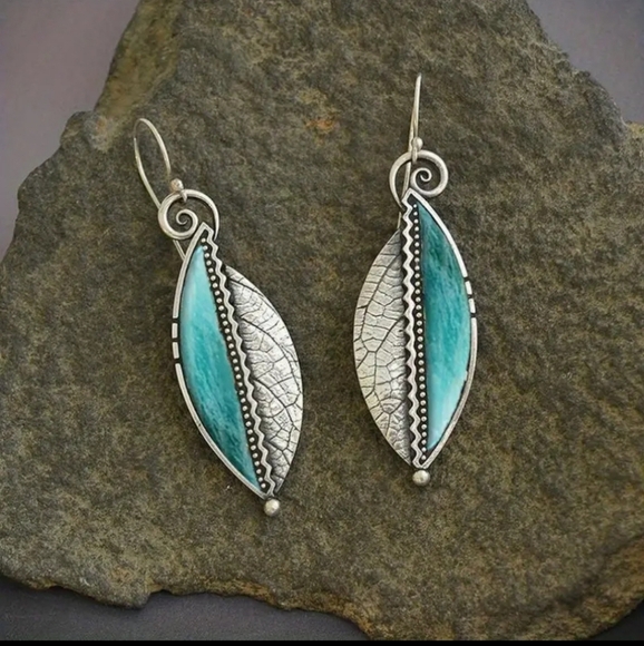 NEW! Faux Turquoise  Leaf Earrings - Picture 11 of 11